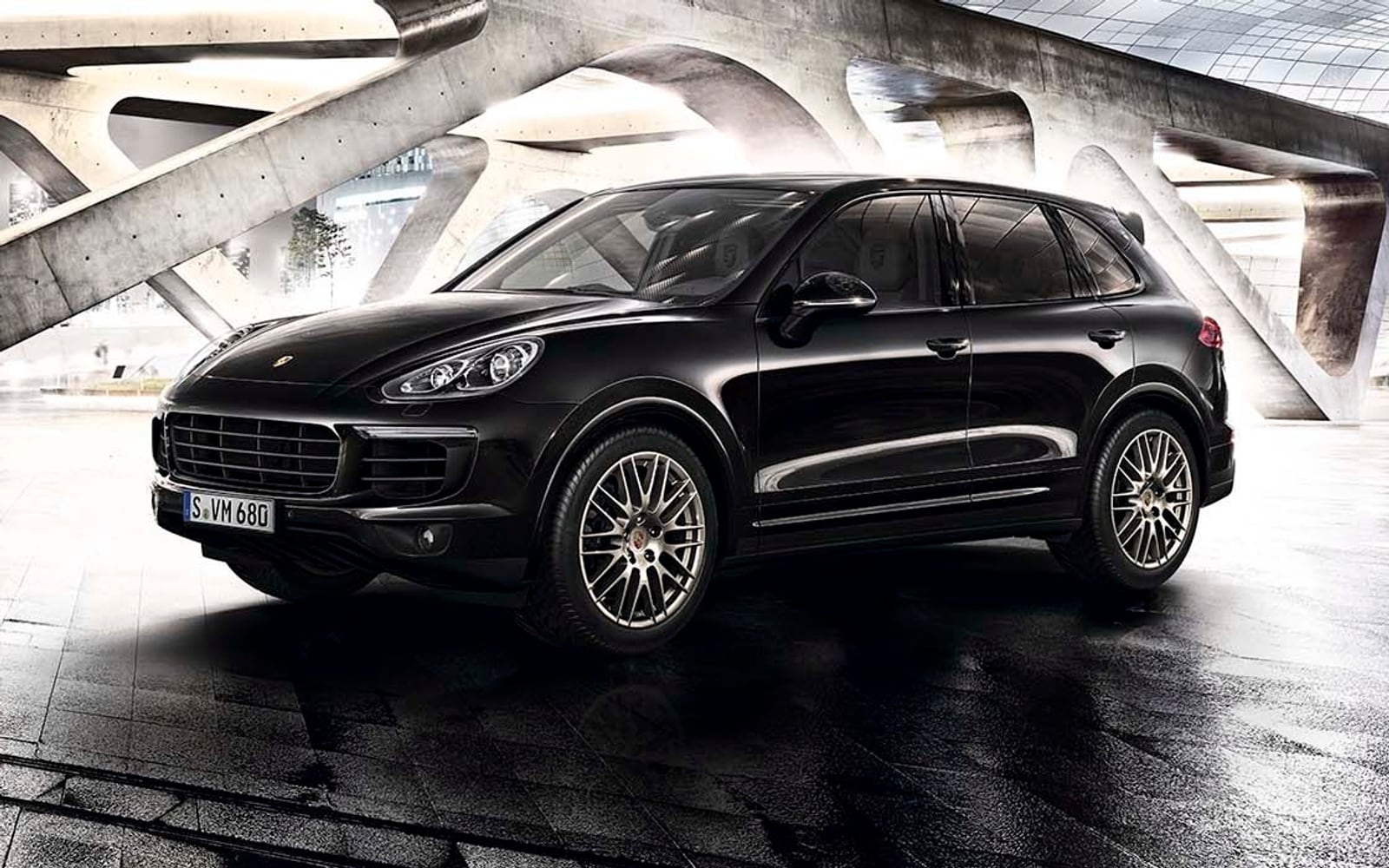 Porsche Cayenne Platinum Edition negra bajo una estructura de hormigón